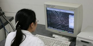 Kekunci Ringkas Untuk Office Words Scientist reviewing microscopy image on computer