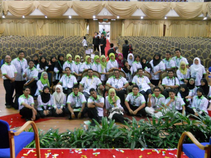 Large group of Malaysian teachers and students posing for a photo at an event.