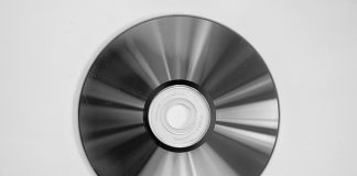 Salin Data Daripada CD/DVD Bercalar atau Rosak Close-up of a scratched CD or DVD. Data recovery may be needed.