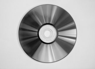 Salin Data Daripada CD/DVD Bercalar atau Rosak Close-up of a scratched CD or DVD. Data recovery may be needed.