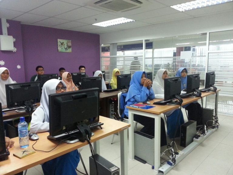 Students in a Malaysian computer lab learning about navigation.