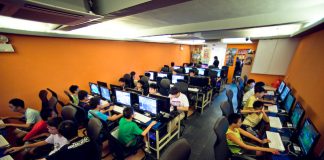 Semak Kelajuan Internet Sekolah Students using computers in a classroom, checking internet speed.