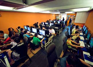 Semak Kelajuan Internet Sekolah Students using computers in a classroom, checking internet speed.