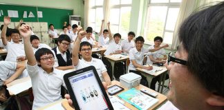 4 Aplikasi Telefon Pintar Yang Membantu Kerja Guru Teacher using tablet to engage students in a classroom. Students enthusiastically participate.