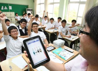 4 Aplikasi Telefon Pintar Yang Membantu Kerja Guru Teacher using tablet to engage students in a classroom. Students enthusiastically participate.