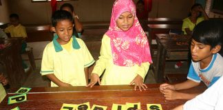 Koleksi Laman Bahan Bantu Mengajar Bahasa Inggeris Children in a Malaysian classroom use letter tiles to spell "spider" during an English language lesson.