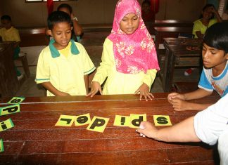 Koleksi Laman Bahan Bantu Mengajar Bahasa Inggeris Children in a Malaysian classroom use letter tiles to spell "spider" during an English language lesson.