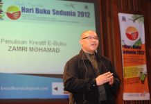Dari Guru ke Penulis Buku | Panduan Menulis Buku Zamri Mohamad speaking at Hari Buku Sedunia 2012, discussing e-book writing.