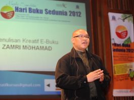 Zamri Mohamad speaking at Hari Buku Sedunia 2012, discussing e-book writing.