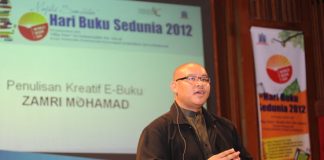Dari Guru ke Penulis Buku | Panduan Menulis Buku Zamri Mohamad speaking at Hari Buku Sedunia 2012, discussing e-book writing.