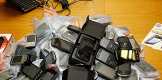 Kesan, Jejak, Lindungi Komputer Riba dan Telefon Anda Pile of confiscated mobile phones and electronic devices in plastic bags. Police investigation.