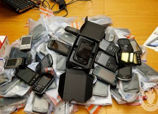 Kesan, Jejak, Lindungi Komputer Riba dan Telefon Anda Pile of confiscated mobile phones and electronic devices in plastic bags. Police investigation.