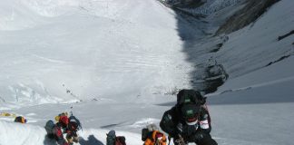 Verne : Panjat Gunung Everest di Dalam Kelas Mount Everest climbers ascending, using ropes. A challenging Everest climb.