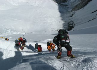 Verne : Panjat Gunung Everest di Dalam Kelas Mount Everest climbers ascending, using ropes. A challenging Everest climb.