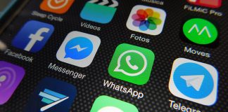 Panduan Membuka Whatsapp dan Telegram di Komputer WhatsApp and Telegram app icons on a smartphone screen. Guide to opening WhatsApp and Telegram on a computer.