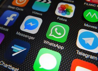 Panduan Membuka Whatsapp dan Telegram di Komputer WhatsApp and Telegram app icons on a smartphone screen. Guide to opening WhatsApp and Telegram on a computer.