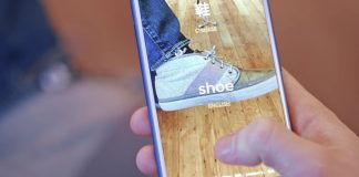 Terjemah Foto kepada Perkataan Smartphone translating "shoe" from English to Chinese using augmented reality.