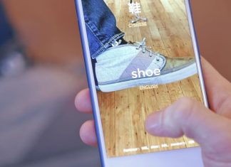 Terjemah Foto kepada Perkataan Smartphone translating "shoe" from English to Chinese using augmented reality.