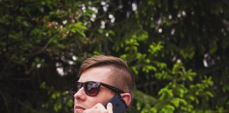 Kenal Nombor Telefon Dahulu Sebelum Jawab Dengan Apps Ini Man on phone outdoors, wearing sunglasses