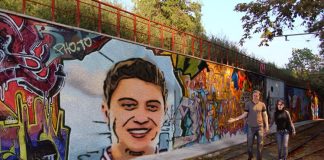 Tukar Gambar Potret Anda Kepada Cover Buku, di Dinding atau Lain-lain Graffiti wall art featuring a portrait, with a couple walking nearby.
