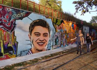 Tukar Gambar Potret Anda Kepada Cover Buku, di Dinding atau Lain-lain Graffiti wall art featuring a portrait, with a couple walking nearby.