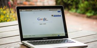 Cara Mudah Tambah Pengguna di Browser Chrome Laptop displaying Google search page in German. MacBook Pro.