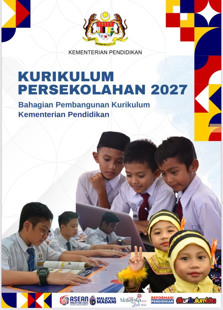 Kurikulum Persekolahan 2027: Malaysian schoolchildren using laptops and textbooks.
